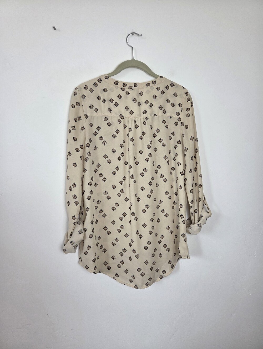 Maurices Blouse Top Ivory Damask Ikat Boho V Neck Roll Tab Lightweight Summer S - Picture 8 of 9